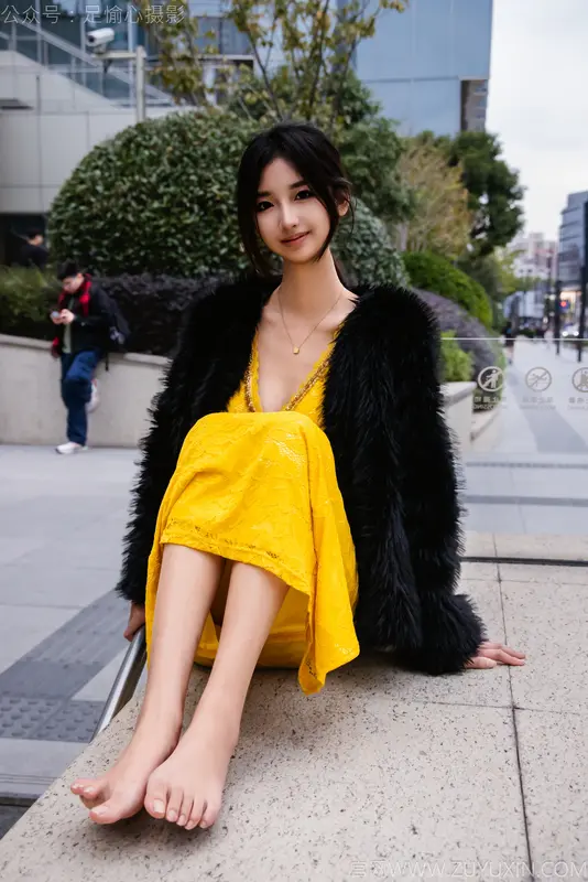 足愉心 NO.010 星朵（搭配:黑色毛衫、黄色连衣裙、绒毛拖鞋、白色棉袜、裸足） - 足愉心